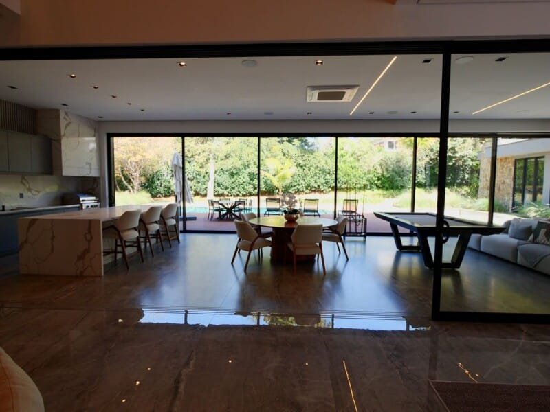 Casa nova com arquitetura contemporânea 100 % mobiliada no Terras de São José I em ITU.